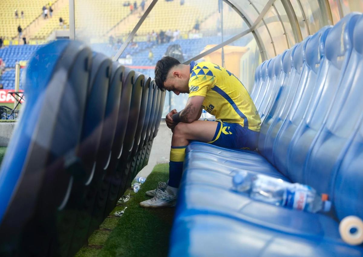 Imagen secundaria 1 - Moleiro se hunde al acabar el partido: una desolación que huele a despedida