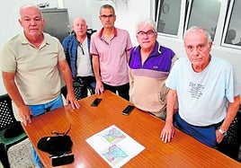 Vecinos de Las Torres ante los planos de la modificación del Plan General de Ordenación.