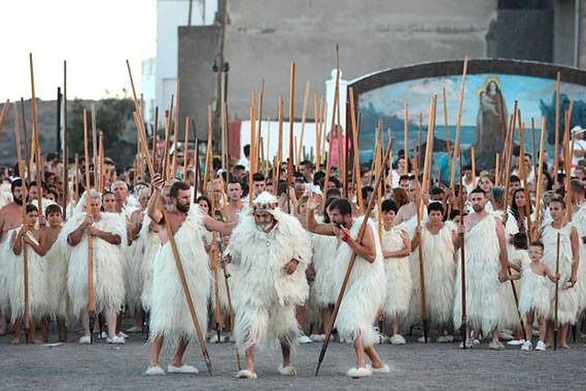 Imagen principal - Asociación Guanches de Güimar (Ayuntamiento de Güímar), Algunos miembros de 'Más Ruines que Caín' y Aralda Rodríguez. 