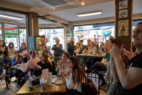 Foto de archivo de una charla divulgativa de Pint of Science.
