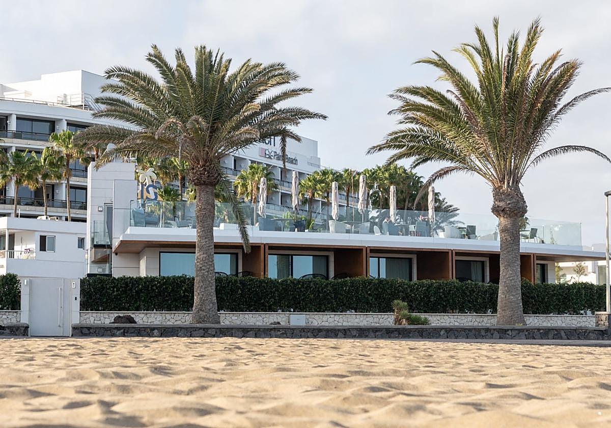 Fachada del Tensuites, que da al paseo junto a la Charca de Maspalomas.