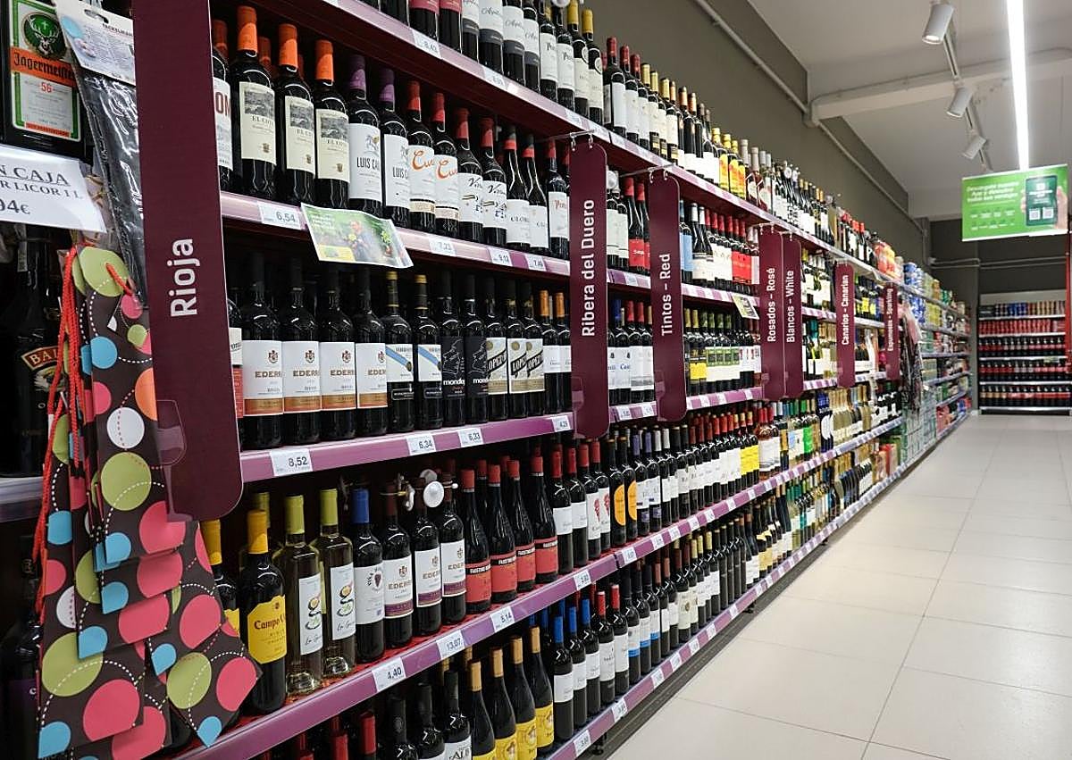 Imagen secundaria 1 - 1. La cadena ha invertido 611.000 euros en la reforma de esta tienda situada en Fuerteventura. 2.- Sección de bodega. 3.- Tiene una sala de ventas de 490 metros cuadrados y una plantilla formada por 13 personas.