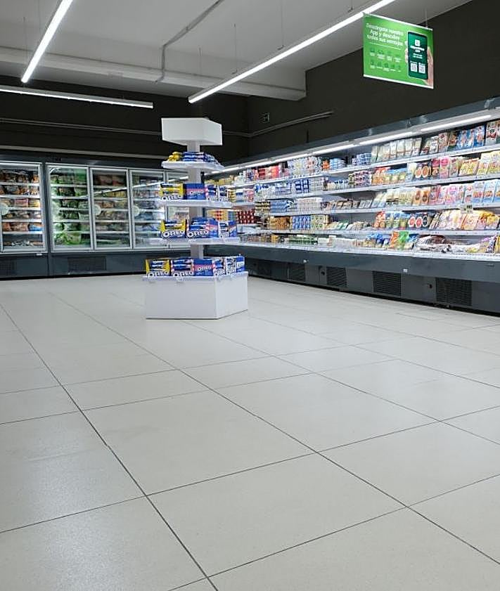 Imagen secundaria 2 - 1. La cadena ha invertido 611.000 euros en la reforma de esta tienda situada en Fuerteventura. 2.- Sección de bodega. 3.- Tiene una sala de ventas de 490 metros cuadrados y una plantilla formada por 13 personas.