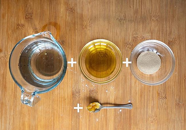 Ingredientes húmedos de focaccia