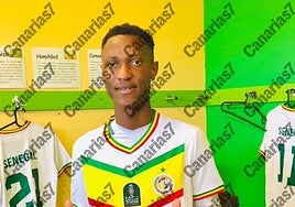 El joven abatido a tiros por la policía posa con camiseta de Senegal para el Mundialito de Integración.