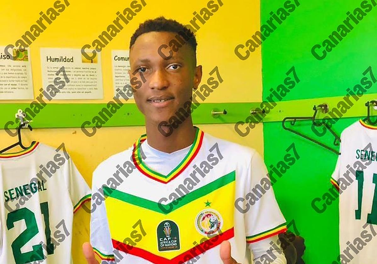El joven abatido a tiros por la policía posa con camiseta de Senegal para el Mundialito de Integración.