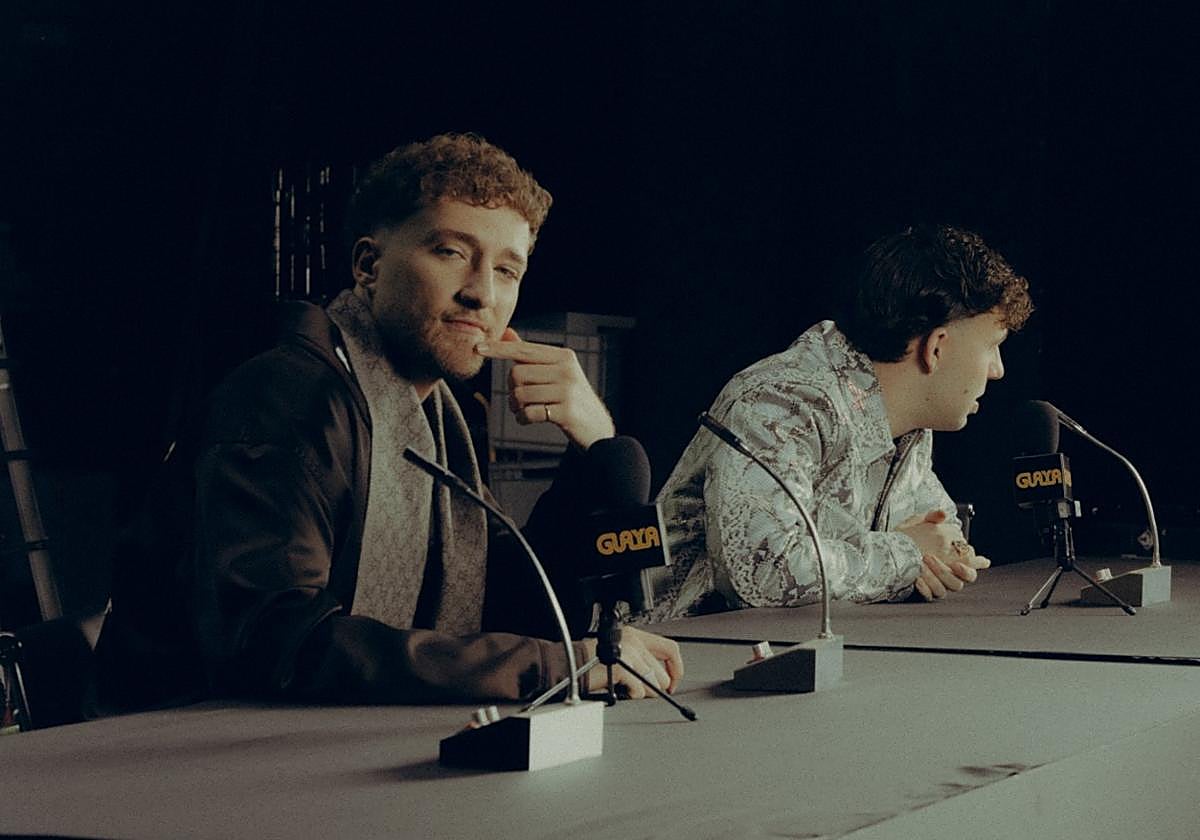 Lucho RK mirando a cámara junto a Quevedo en un momento del rodaje del videoclip de 'Guaya'.