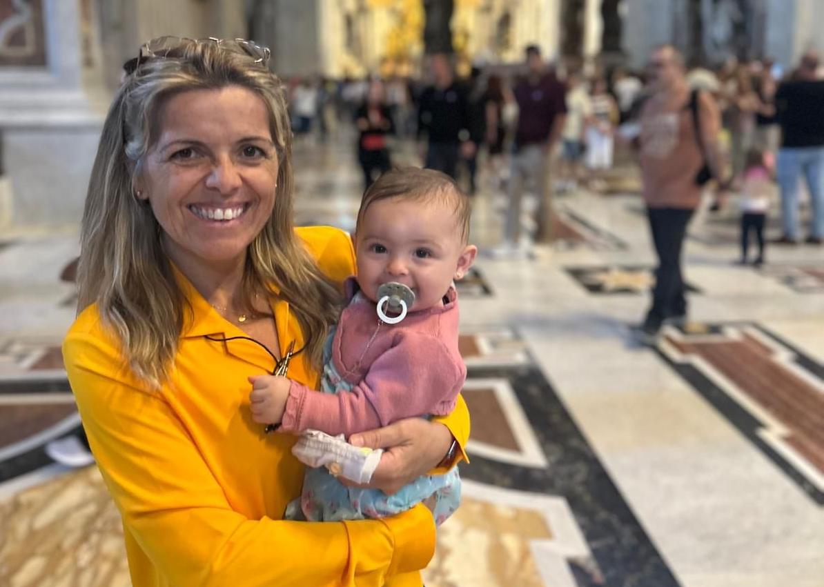 Imagen secundaria 1 - La primera niña bendecida por el Papa León XIV es canaria: «Cogió a Magdalena de los brazos de su padre y la bendijo con mucho cariño»