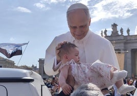 Momento en que León XIV bendice a Magdalena