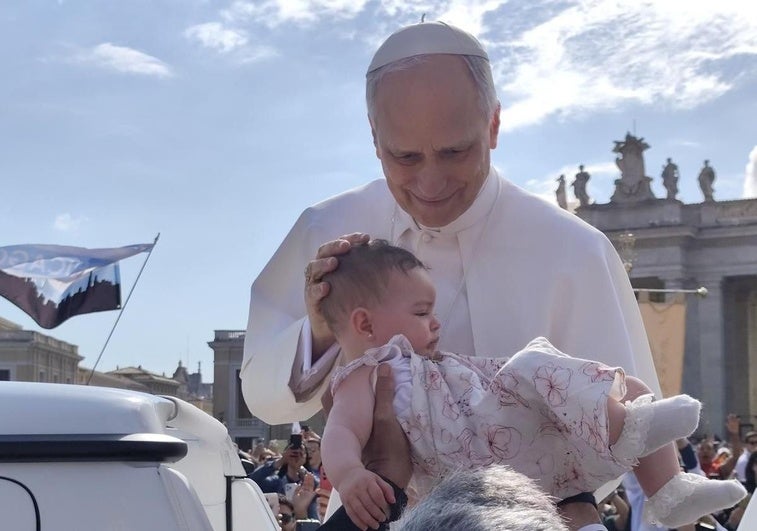 Momento en que León XIV bendice a Magdalena