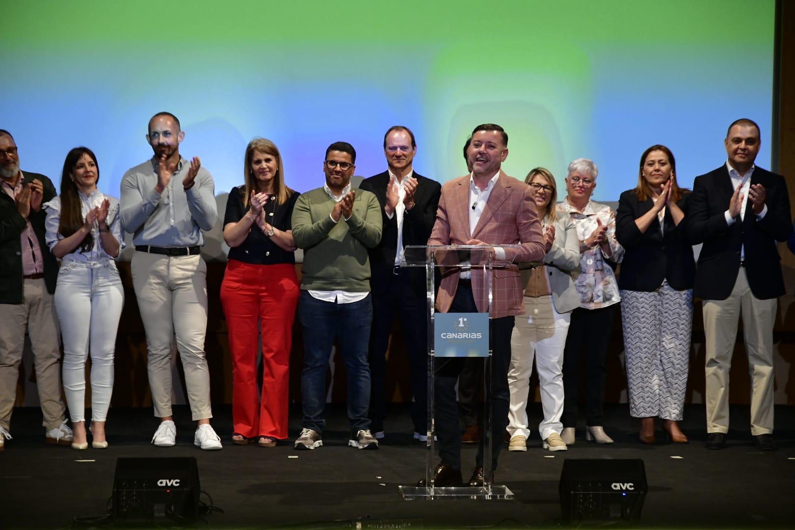 Teodoro Sosa, líder del Primero Canarias Municipalista, acompañado de otros dirigentes políticos en su discurso.