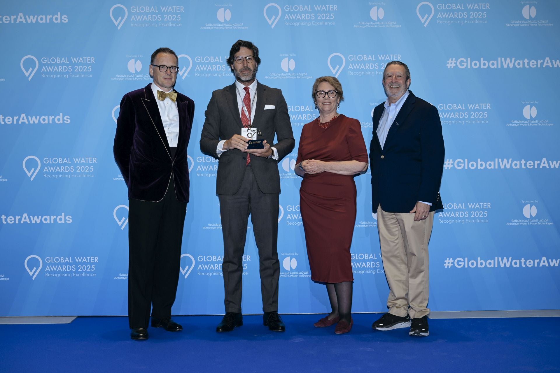 Representantes de EMALSA recibiendo el galardón 'Grifo de Oro'