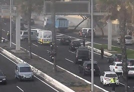 Imagen de las retenciones tras el accidente de un furgón en la Avenida Marítima de Las Palmas de Gran Canaria.