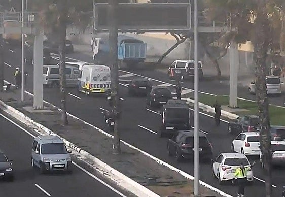 Imagen de las retenciones tras el accidente de un furgón en la Avenida Marítima de Las Palmas de Gran Canaria.
