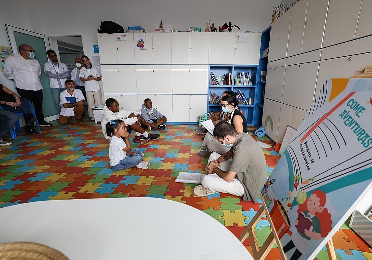 Taller de cuentacuentos del proyecto 'Come Aventuras' en Oncohematología Pediátrica del hospital Materno Infantil de Canarias.