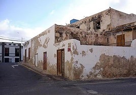 La fonda donde se alojó la viajera británica Oliva Stone y la casa del primero presidente del Cabildo majorero, hoy ambas de propiedad pública.