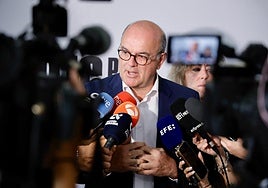 Anselmo Pestana respondiendo a los medios de comunicación este martes en la Delegación del Gobiero en Canarias.