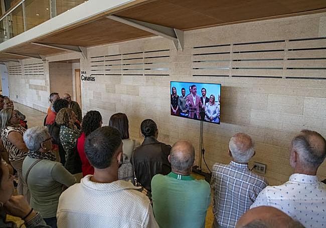 Público siguiendo la presentación del partido a través de pantalla en Infecar.