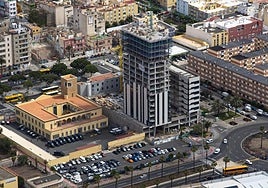 Vista aérea de la construcción de dos torres de viviendas en la parte baja de La Isleta, en Las Palmas de Gran Canaria.