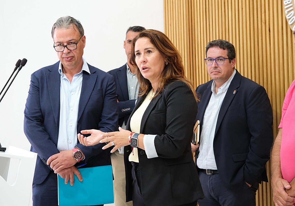 Antonio Ortega, director general del Instituto Canario de la Vivienda, la presidenta Lola García y los alcaldes de Puerto del Rosario y La Oliva.