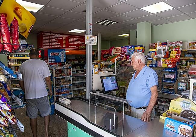 Andrés Santana, en su puesto, de cajero.
