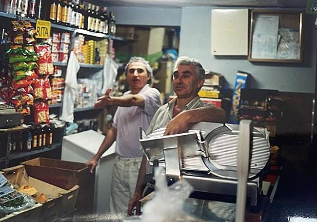 Roque y Andrés, pero con unos cuantos años menos. Están en su tienda anterior. Llevan 54 años con el negocio abierto.