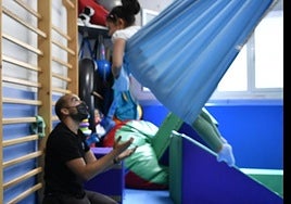 Foto de archivo de una niña con TEA en una de sus terapias