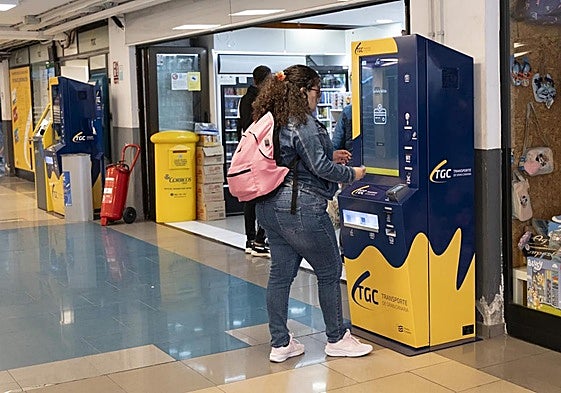 Una usuaria de bonos de tarifa plana operando en una máquina para su renovación.
