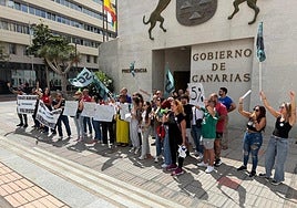 Trabajadores de los centros de menores concentrados en Presidencia del Gobierno de Canarias.