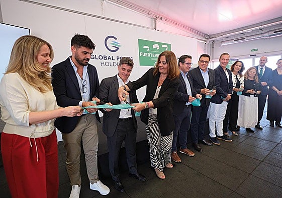 La presidenta de la Autoridad Portuaria, Beatriz Calzada, la primera mandataria majorera Lola García y Mehmet Kutman, CEO de GPH, entre otros, en el corte de cinta de la terminal de cruceros.