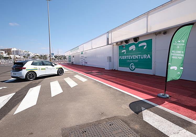 Exterior de la nueva terminal de cruceros y, abajo, zona de control de los equipajes.