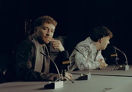 Lucho RK mirando a cámara junto a Quevedo en un momento del rodaje del videoclip de 'Guaya'.