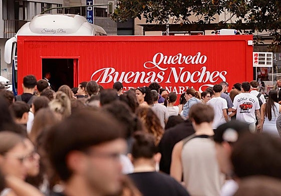 Los fans de Quevedo haciendo cola para acceder a la tienda-museo