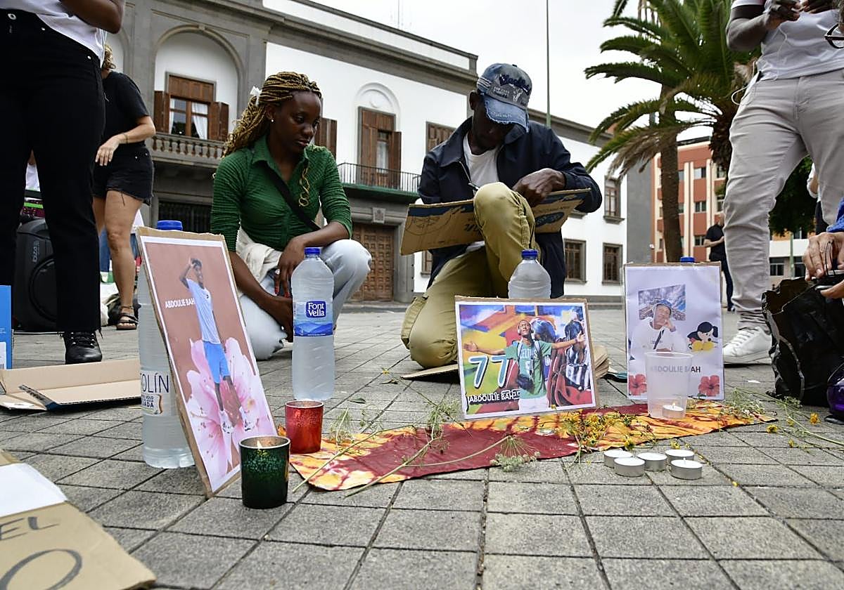 La concentración por la muerte de Abdoulie Bah, abatido en el aeropuerto de Gran Canaria