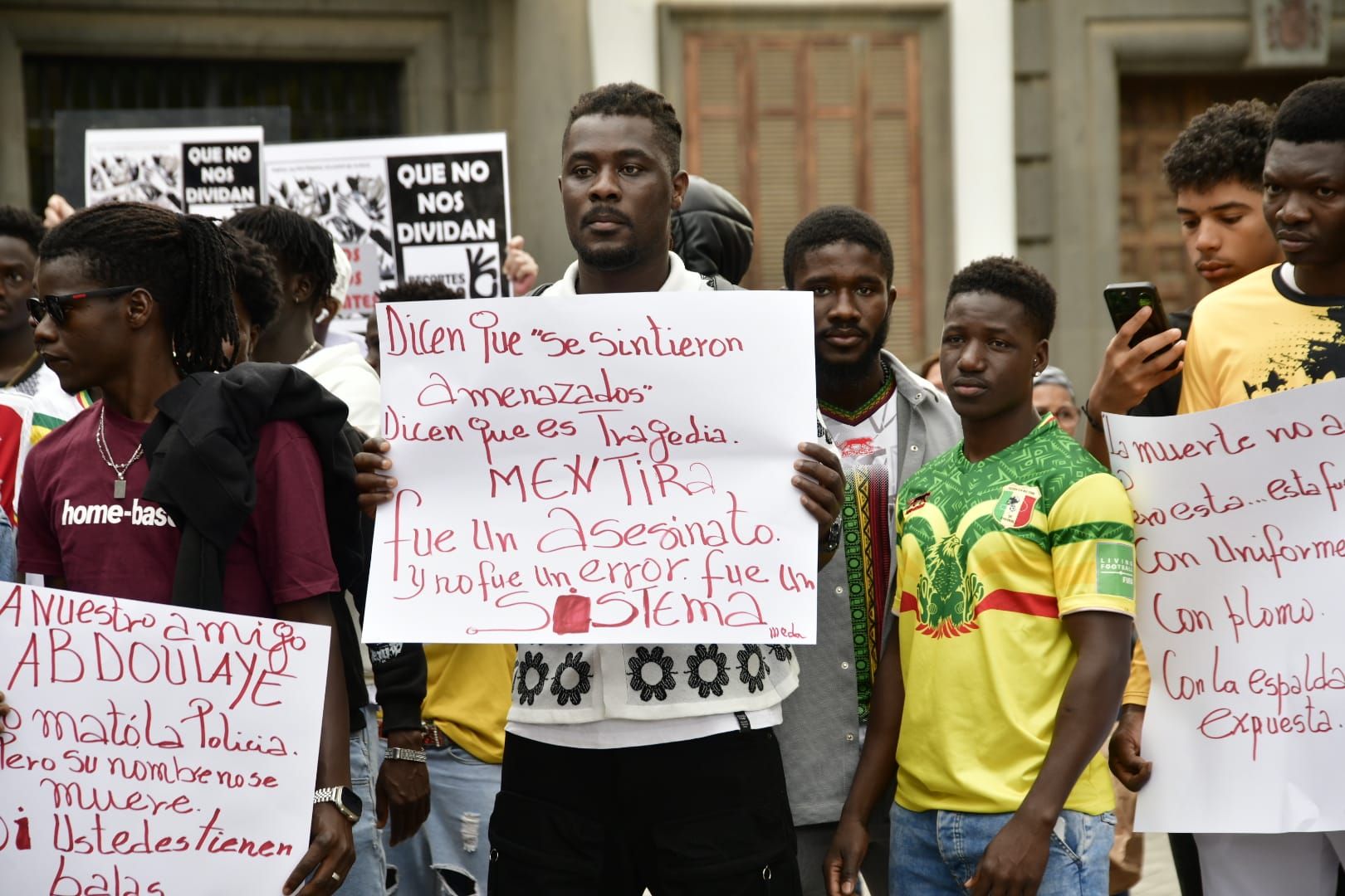 La concentración por la muerte de Abdoulie Bah, abatido en el aeropuerto de Gran Canaria