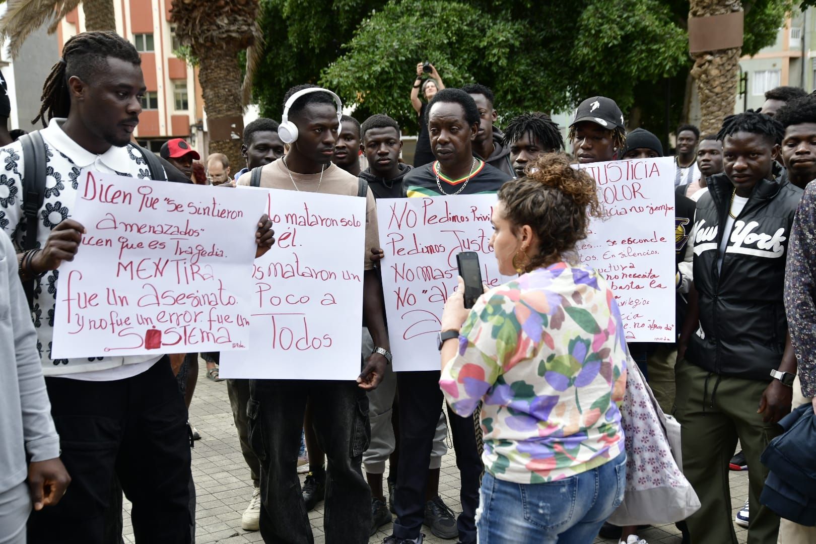 La concentración por la muerte de Abdoulie Bah, abatido en el aeropuerto de Gran Canaria