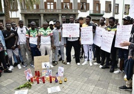 Algunos de los momentos de la concentración por la muerte del joven gambiano Abdoulie Bah.