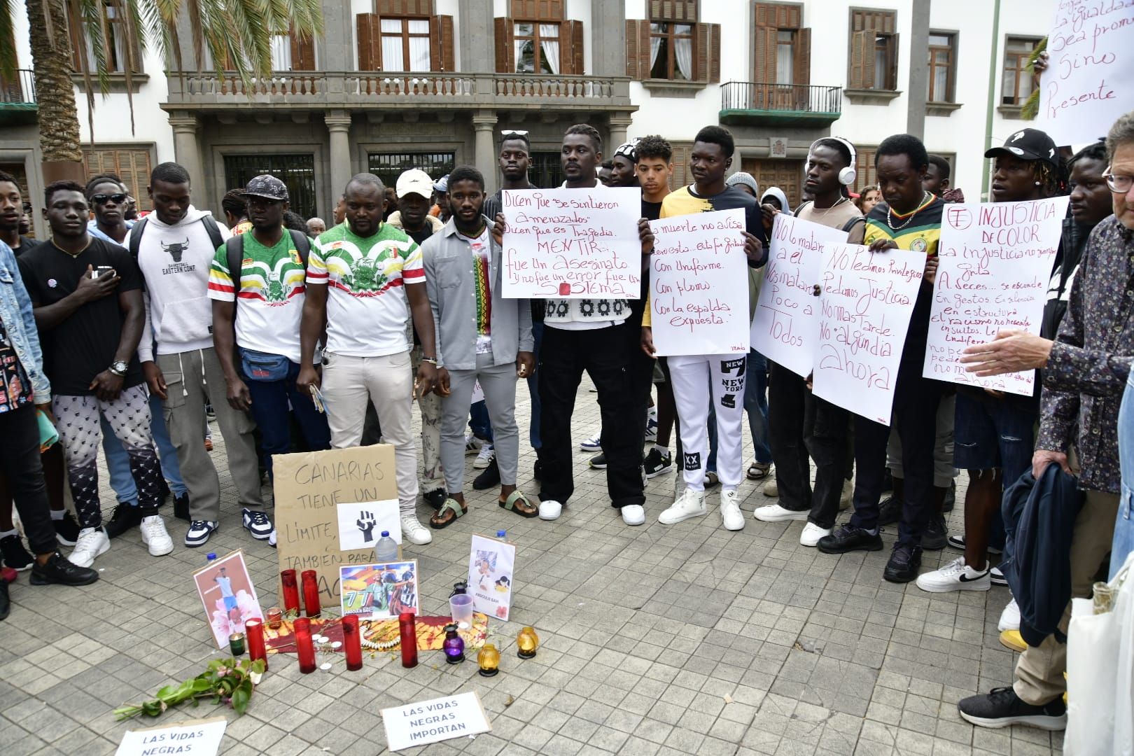 Lamentos y gritos en la concentración por la muerte del joven abatido en el aeropuerto de Gran Canaria: «Exigimos transparencia y justicia»