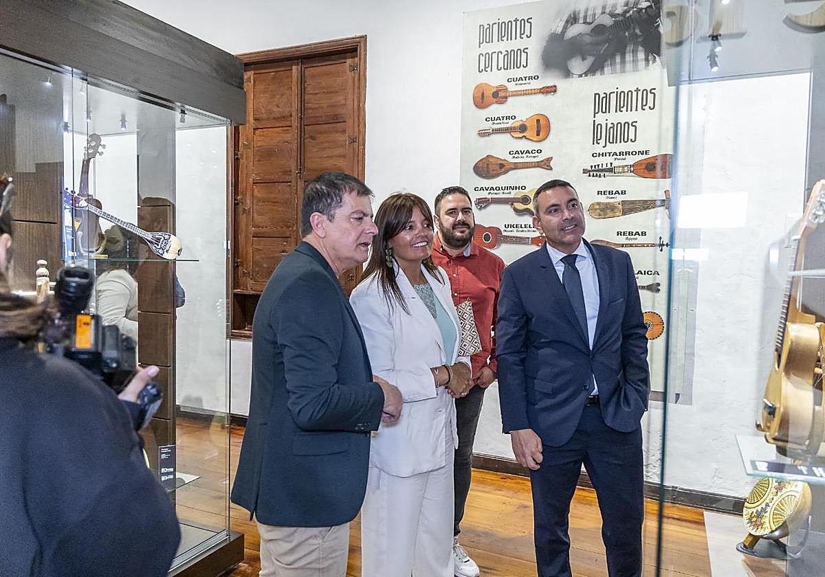 Autoridades disfrutando de la nueva disposición de elementos en el Museo del Timple.