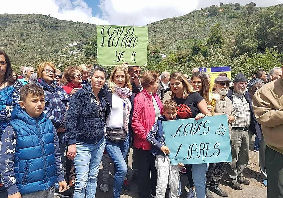 Foto de archivo de una concentración en contra de que el agua no baje por el barranco de La Mina.