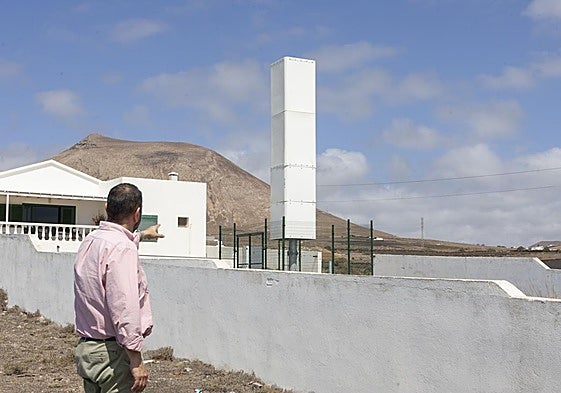 Antena de telefonía dispuesta en una parcela privada en Güime.