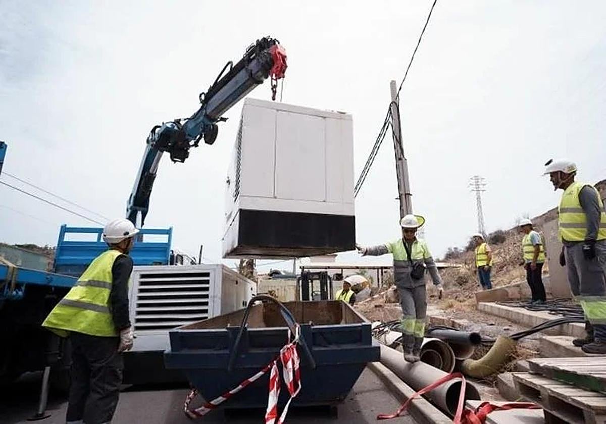 Imagen de archivo de operarios trabajando en la descarga de un grupo electrógeno durante el cero energético en La Gomera.