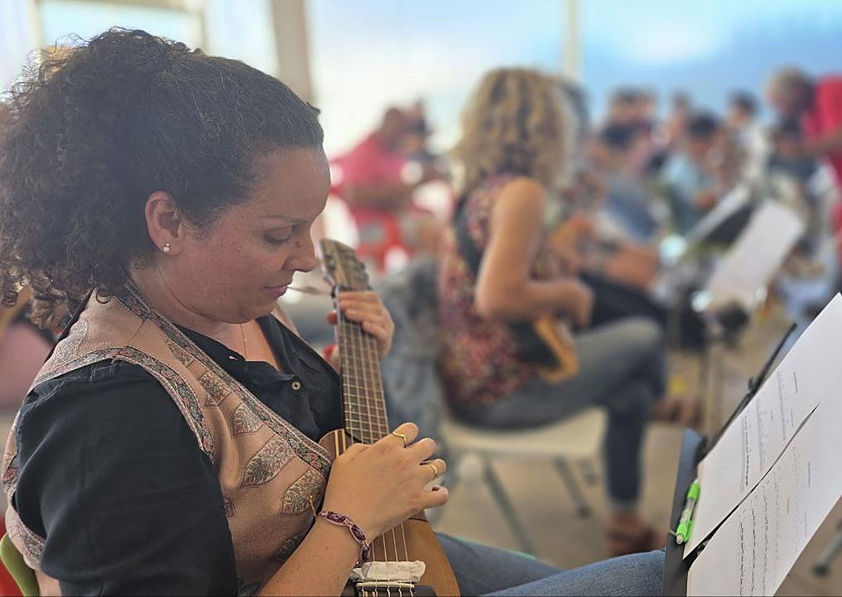 Imagen secundaria 1 - Al curso asistieron pequeños y mayores timplistas del sur.
