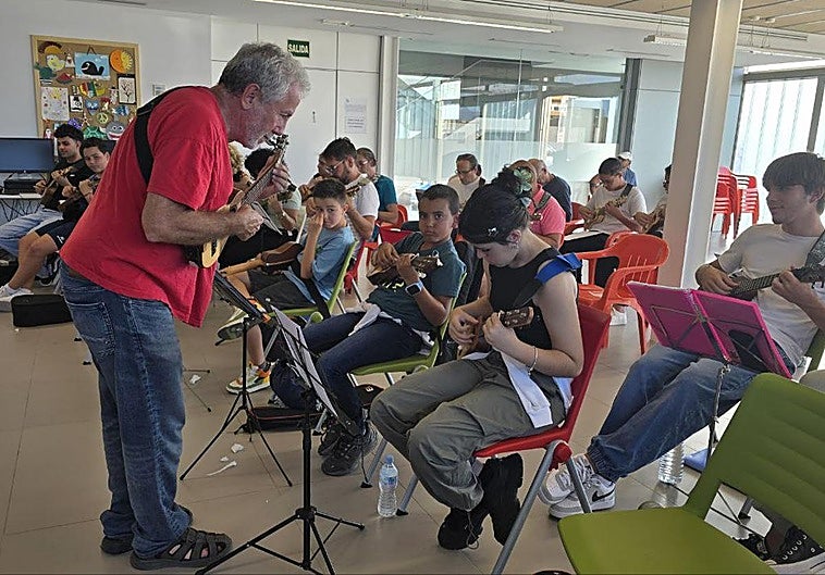 El timplista Domingo Rodríguez El Colorao, en plenas clases en el centro cultural de Costa Calma, en el municipio de Pájara.
