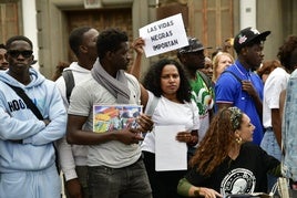Algunos de lo carteles que se pueden leer en la concentración por la muerte de Abdoulie Bah.