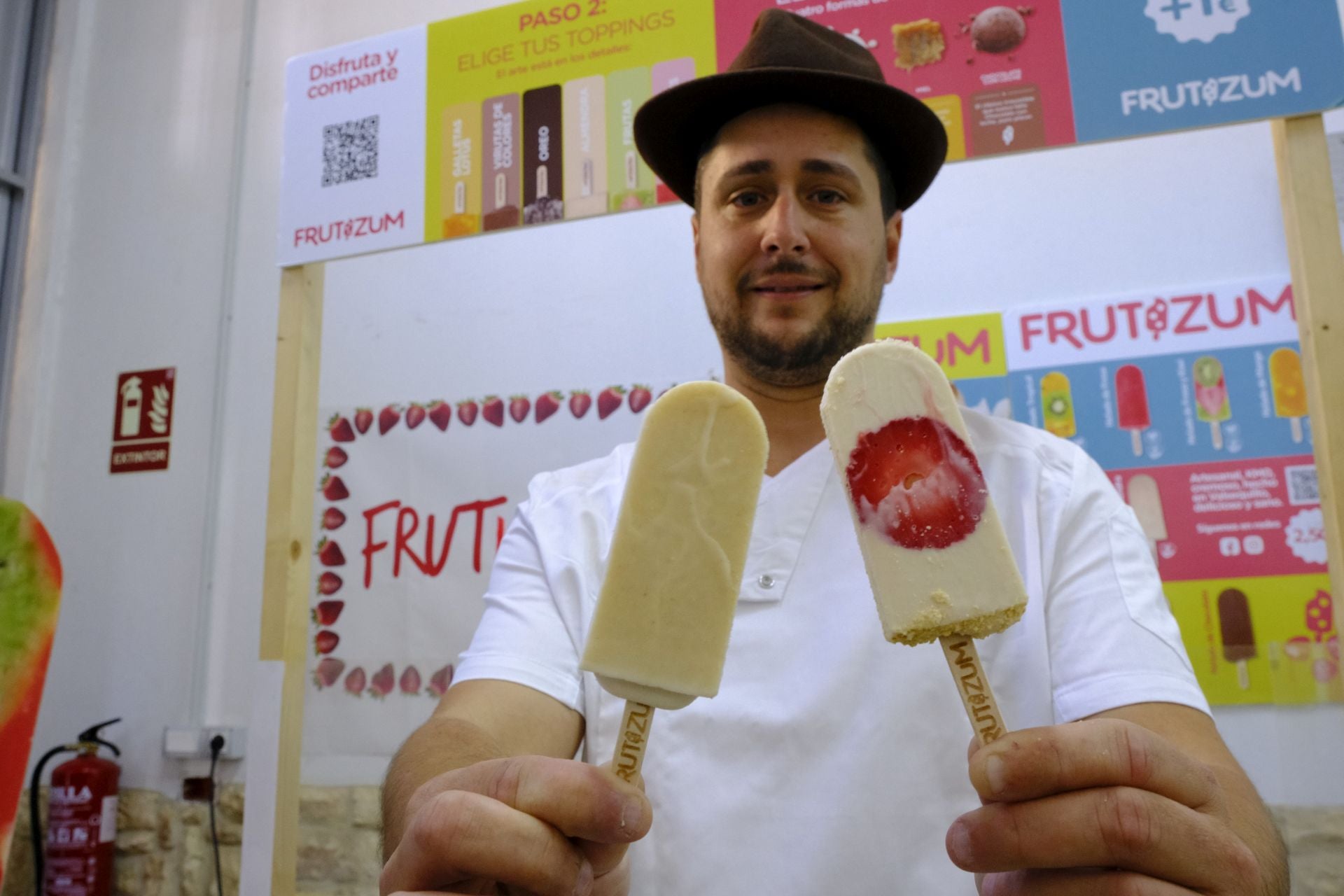 Eliecer Monzón muestra sus polos de gofio y de tarta de queso y fresa.