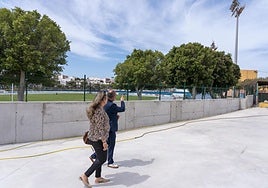 Francisco García y Minerva Pérez junto al muro reformado.