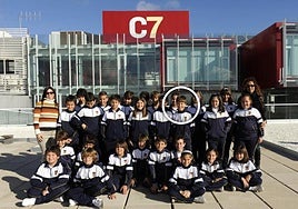 Imagen de la visita del 5º de Primaria del Colegio Claret. Sobre el círculo, un joven Pedro Luis Domínguez, quien diez años después sería conocido en el mundo de la música como Quevedo.