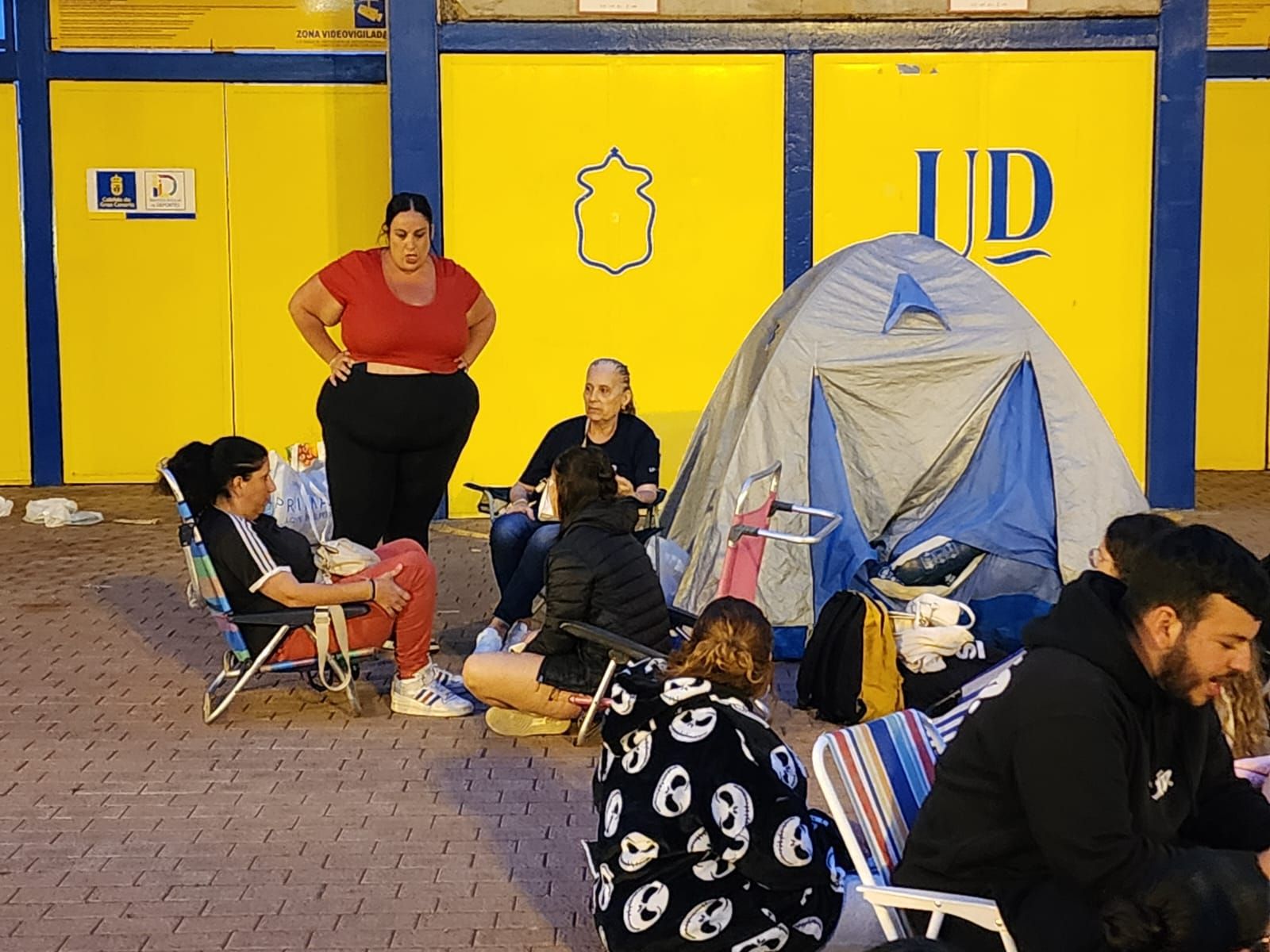 Acampada en el estadio de Gran Canaria por Quevedo