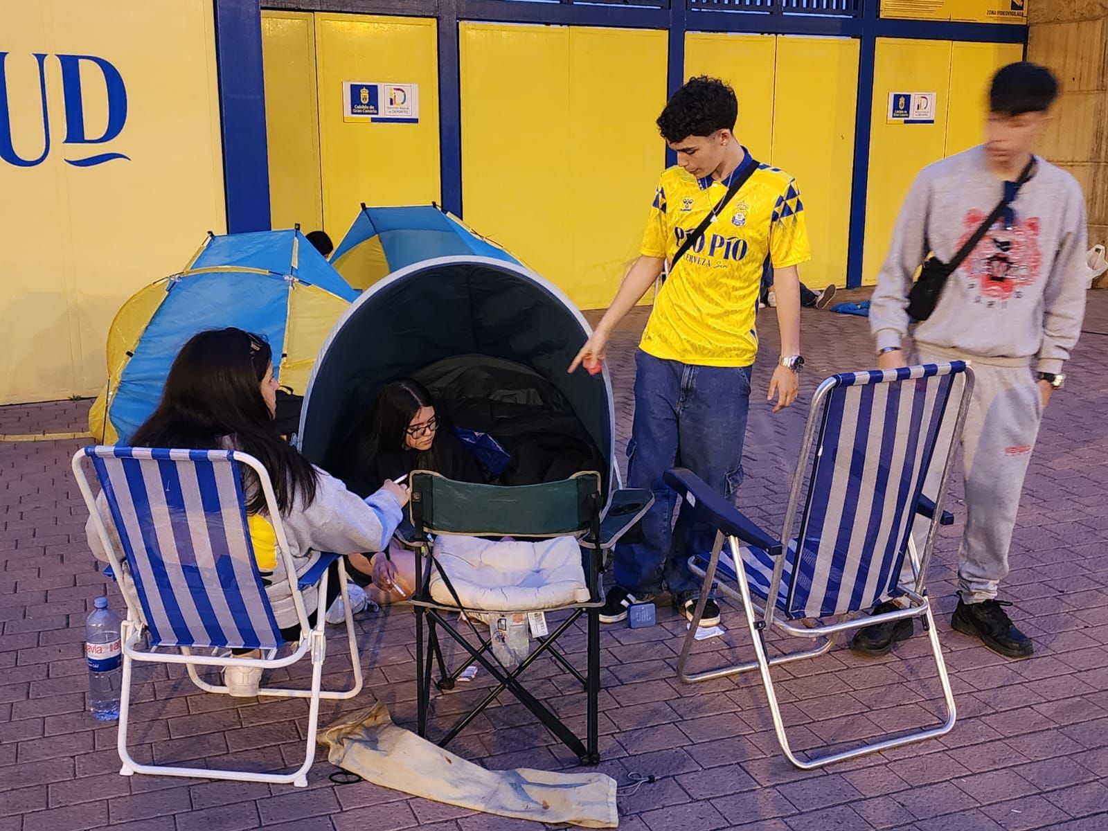 Acampada en el estadio de Gran Canaria por Quevedo
